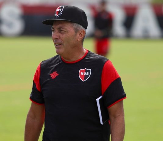 El técnico de Newell’s Frank Kudelka protagonizó un accidente en Rosario: una motociclista resultó herida