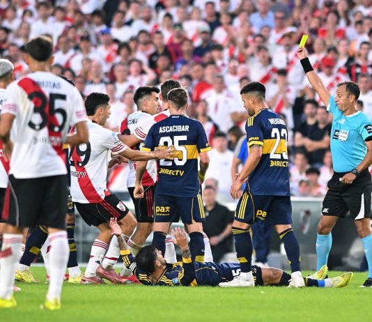 Empujones y dos amarillas: el áspero cruce entre Acuña y Paredes en el Superclásico entre River Plate y Boca Juniors