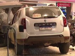 Floresta: una camioneta chocó contra una moto, perdió el control y se incrustó contra una concesionaria