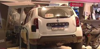 Floresta: una camioneta chocó contra una moto, perdió el control y se incrustó contra una concesionaria