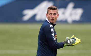 Fue a disputar una pelota, chocó contra un rival y sufrió una impactante lesión: el drama del hijo de una leyenda del fútbol