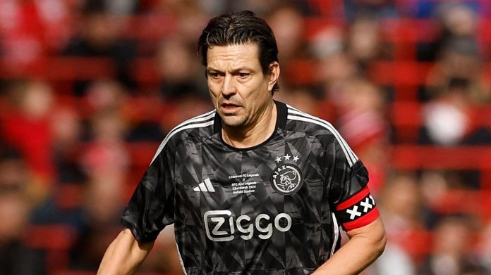 Fue uno de los mejores futbolistas de los 90, brilló en el Ajax, el Barcelona y el Liverpool y vuelve a jugar a los 55 años