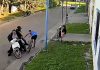 Iban en moto y quisieron asustar a un niño en bicicleta, pero lo atropellaron y lo arrastraron por la calle