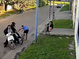 Iban en moto y quisieron asustar a un niño en bicicleta, pero lo atropellaron y lo arrastraron por la calle