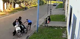Iban en moto y quisieron asustar a un niño en bicicleta, pero lo atropellaron y lo arrastraron por la calle