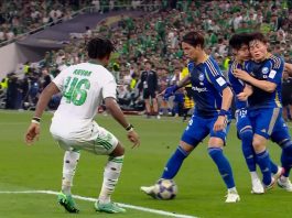 Insólito: un equipo intentó una jugada preparada, pero un error terminó con un brutal choque entre dos compañeros