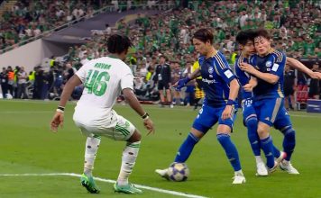 Insólito: un equipo intentó una jugada preparada, pero un error terminó con un brutal choque entre dos compañeros