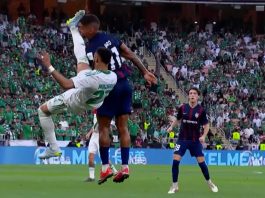 Intentó despejar la pelota de chilena, pero le dio una brutal patada en el rostro a un rival y lo dejó inconsciente