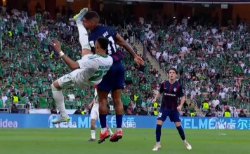 Intentó despejar la pelota de chilena, pero le dio una brutal patada en el rostro a un rival y lo dejó inconsciente