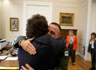 Javier Milei recibió a Nahuel Gallo: los regalos que intercambiaron y la historia de los 448 días de asedio