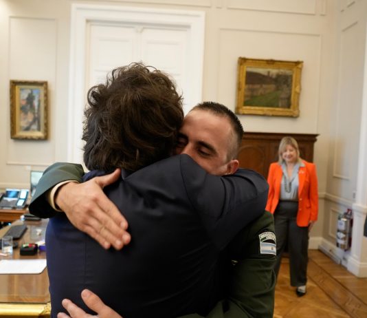 Javier Milei recibió a Nahuel Gallo: los regalos que intercambiaron y la historia de los 448 días de asedio