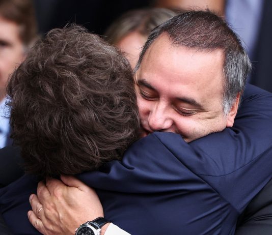 Javier Milei redobla el apoyo a Manuel Adorni: lo llevará en la comitiva que esta tarde asistirá a la cumbre de AmCham