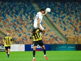 La insólita reacción de un jugador con una árbitro que convalidó un gol para su equipo tras la revisión del VAR