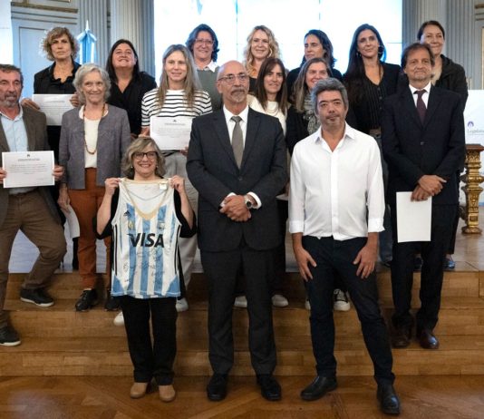 La Legislatura porteña homenajeó a Las Leonas: “Se habla de un equipo que empezó como grupo, siguió como equipo y terminó como familia”