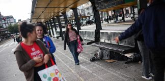 La mayoría de las personas en el AMBA percibe un mayor desgaste anímico por la situación económica, según la UBA