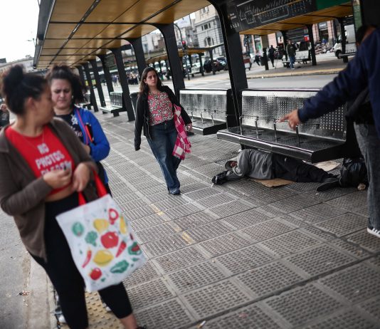 La mayoría de las personas en el AMBA percibe un mayor desgaste anímico por la situación económica, según la UBA