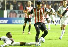 La patada por la que fue expulsado un jugador de Barracas al minuto de ingresar en el empate ante Vasco da Gama por la Sudamericana