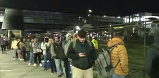 Largas filas, empujones y colectivos colmados por la reducción de la frecuencia en el AMBA