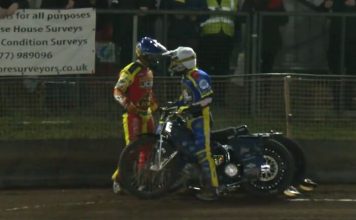 Le recriminó a su rival que lo encerró y se agarraron a golpes: la insólita pelea en una carrera de motos que dio la vuelta al mundo