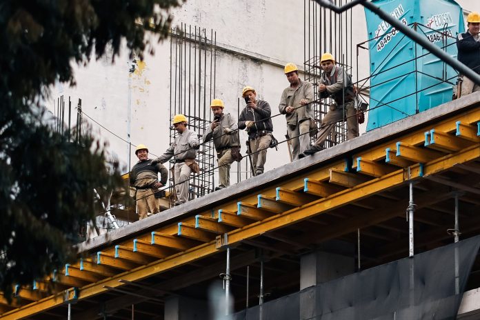 Los empleados de la construcción recibirán un aumento alineado con la pauta del Gobierno: los detalles del acuerdo