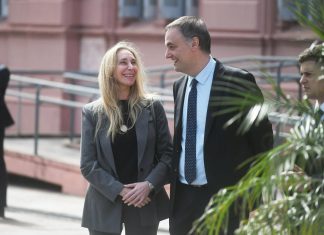 Los gestos de Karina Milei en respaldo de Manuel Adorni tras los últimos movimientos en la causa judicial
