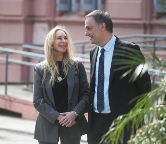 Los gestos de Karina Milei en respaldo de Manuel Adorni tras los últimos movimientos en la causa judicial