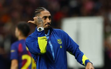 Los polémicos gestos de Raphinha a los fanáticos del Atlético de Madrid tras la eliminación del Barcelona de la Champions