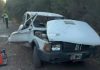 Neuquén: manejaba un Fiat 147 a gran velocidad por un camino de tierra, perdió el control y destruyó el auto