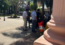 Policías de Misiones exonerados se encadenaron a Casa de Gobierno y piden ser reincorporados a la fuerza