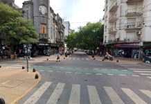 “Salí de arriba de ella, está violeta”: dos mujeres se pelearon en La Plata por una discusión de tránsito