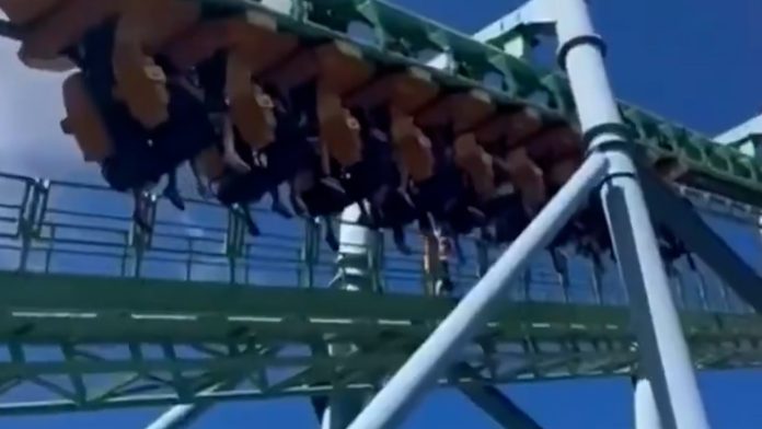 Susto en el Parque de La Costa: falló una montaña rusa y las personas quedaron colgadas durante 20 minutos