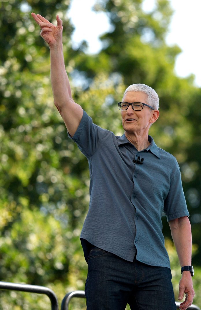 Tim Cook, el CEO de Apple, le pide a los usuarios que usen menos el iPhone