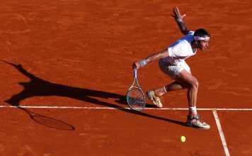 Tomás Etcheverry dio vuelta un partido difícil, alcanzó los octavos de final en Madrid y se aseguró su mejor ranking