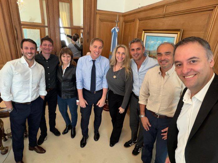 Adorni activa la mesa política en plena escalada de tensión entre Caputo y los Menem