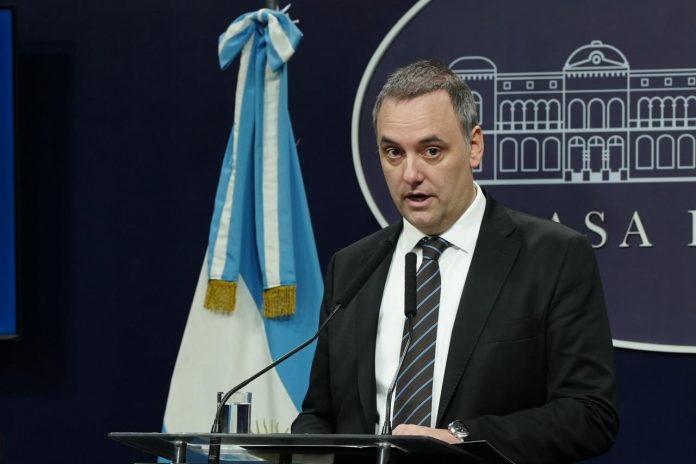 Adorni reactiva su agenda en las provincias: el gesto a un gobernador aliado en medio de su interna con un diputado de LLA