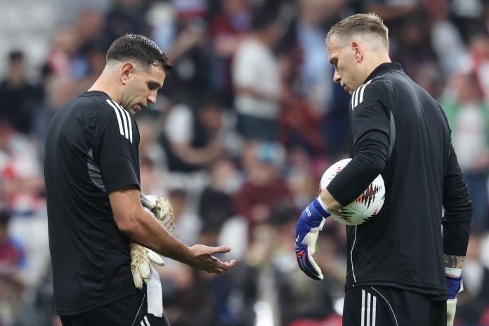 Alerta en la selección argentina: el momento de la lesión que sufrió el Dibu Martínez en un dedo antes de la final del Aston Villa