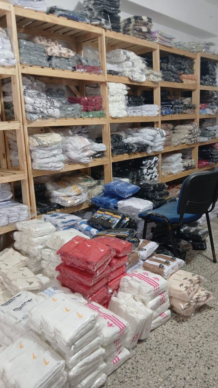 Allanaron fábricas textiles clandestinas y secuestraron 2,5 millones de pares de medias truchas
