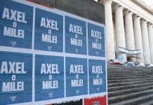 “Axel o Milei”, los carteles que avivan la interna del peronismo tras el reclamo kirchnerista por CFK
