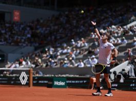 Batacazo argentino en Roland Garros: Juan Manuel Cerúndolo aprovechó los problemas de Jannik Sinner y eliminó al 1° del mundo
