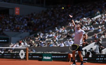 Batacazo argentino en Roland Garros: Juan Manuel Cerúndolo aprovechó los problemas de Jannik Sinner y eliminó al 1° del mundo