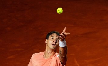 Camilo Ugo Carabelli venció a un ex Top 10 y avanzó a cuartos de final en Valencia: Sebastián Báez quedó eliminado