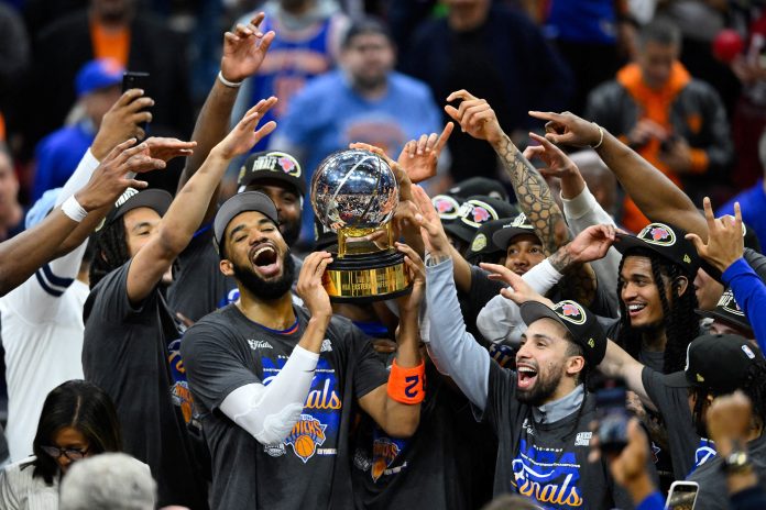 Caos en las calles de Nueva York: los aficionados de los Knicks celebran el regreso del equipo a las Finales de la NBA