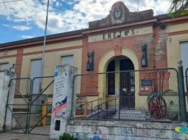 Denunciaron a una preceptora por robarse 45 mil dólares destinado a un viaje de los alumnos: “Me patiné la plata”