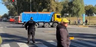 Descontrol en Saavedra: un camionero dio giros durante 30 minutos, cortó todo el tránsito, chocó y fue detenido