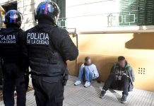 Detuvieron en Recoleta y Belgrano a 3 motochorros con antecedentes: tenían 150 paquetes de figuritas del Mundial