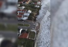 El avance del mar arrasó la playa en Mar del Tuyú y amenaza las casas costeras