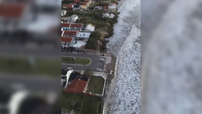 El avance del mar arrasó la playa en Mar del Tuyú y amenaza las casas costeras