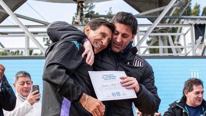 El contrapunto entre Diego Milito y Gustavo Costas tras su salida de Racing que generó el enojo de los hinchas