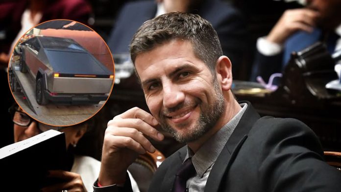 El diputado libertario del Tesla había comprado otra unidad igual por casi 300 mil dólares, pero nunca se la entregaron