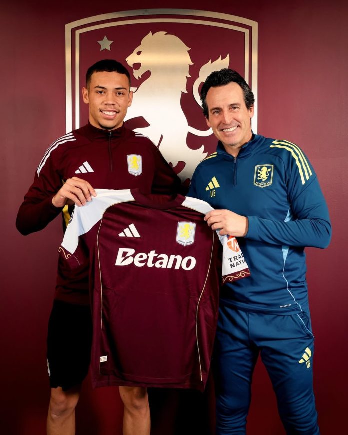 El extraordinario gesto del Dibu Martínez con un joven futbolista brasileño durante la premiación del Aston Villa en la Europa League